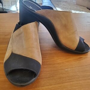 Romika Women’s Two-Tone Tan and Black Slide Mules Size 38